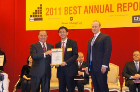 
Mr. William Ho, KMBs Finance and Administration Director (middle), received the Honourable Mention Certificate in the 2011 Best Annual Reports Awards on behalf of Transport International Holdings Limited 
